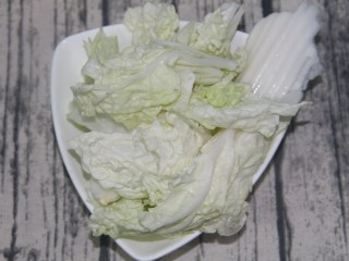 3、韩式炒年糕,白菜洗净