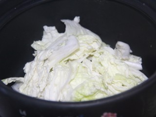 5、韩式炒年糕,准备砂锅，把白菜放入，开小火