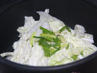 6、韩式炒年糕,放入葱段