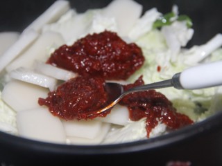 8、韩式炒年糕,放三大勺辣酱