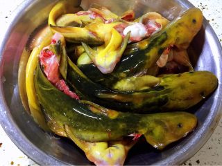 1、冬至美食 红烧牛尾巴鱼,牛尾巴鱼去鳃、去内脏，洗净