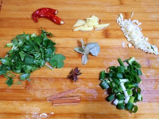 2、冬至美食 红烧牛尾巴鱼,葱切段、生姜切小块，大蒜切末，香菜切碎