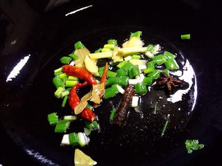 3、冬至美食 红烧牛尾巴鱼,油锅烧热，放入八角桂皮香叶，葱姜红辣椒爆香