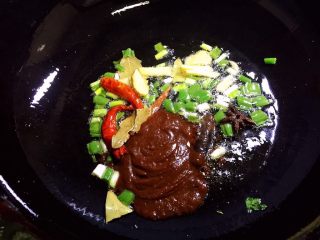 4、冬至美食 红烧牛尾巴鱼,放入黄豆酱翻炒一下