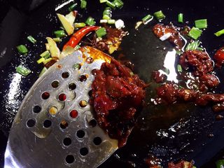 5、冬至美食 红烧牛尾巴鱼,放入郫县豆瓣酱翻炒片刻