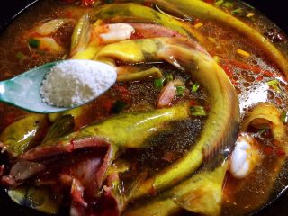 6、冬至美食 红烧牛尾巴鱼,锅中添水，放入牛尾巴鱼，放盐