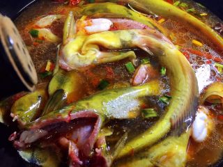 7、冬至美食 红烧牛尾巴鱼,放入花椒粉