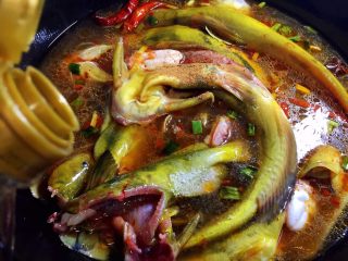 8、冬至美食 红烧牛尾巴鱼,放入生抽