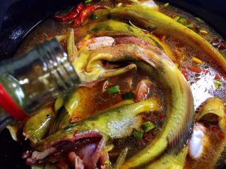 9、冬至美食 红烧牛尾巴鱼,放入料酒