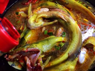 10、冬至美食 红烧牛尾巴鱼,放入老抽