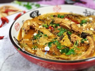 14、冬至美食 红烧牛尾巴鱼,撒蒜末和香菜碎，装盘食用