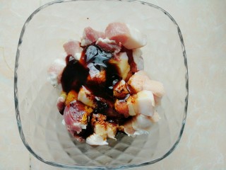 4、五花肉咸蛋黄腊肠粽,加入一汤匙蚝油和一汤匙老抽