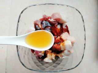 6、五花肉咸蛋黄腊肠粽,一汤匙蜂蜜，充分搅拌均匀，腌制过夜（记得提前一天准备）