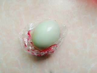 7、五花肉咸蛋黄腊肠粽,我买的新鲜的咸鸭蛋，直接敲破，在水龙头下冲洗干净蛋白，留下蛋黄