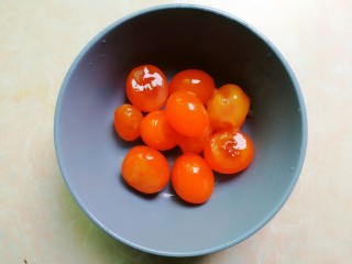 8、五花肉咸蛋黄腊肠粽,这是洗去蛋白后的蛋黄，我直接拿来包粽子了，怕腥的用酒泡一会吧！