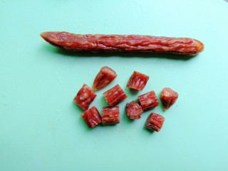 9、五花肉咸蛋黄腊肠粽,腊肠两根，切如图大小，再大一点也可以的