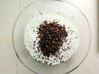 10、五花肉咸蛋黄腊肠粽,圆糯米和黑糯米称好，洗干净即可，无需浸泡（我喜欢紧实的口感，介意的可以多泡一会）