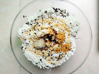 11、五花肉咸蛋黄腊肠粽,洗干净滤干水分的黑糯米和圆糯米，加入两汤匙酱油，一汤匙老抽，适量胡椒粉，一点点白酒，还有一丢丢白糖，搅拌均匀