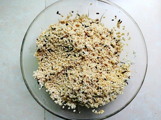 12、五花肉咸蛋黄腊肠粽,这是搅拌好的糯米