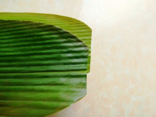 13、五花肉咸蛋黄腊肠粽,新鲜粽叶洗干净开水烫一遍（干粽叶需要提前浸泡）取两片粽叶，剪去头尾