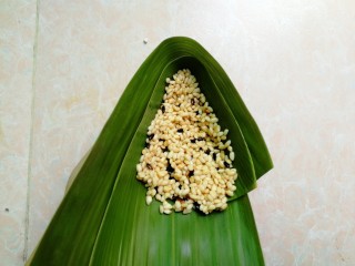 15、五花肉咸蛋黄腊肠粽,放适量糯米