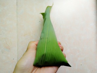 18、五花肉咸蛋黄腊肠粽,粽叶折过去，压住糯米，捏紧咯