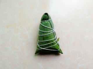 20、五花肉咸蛋黄腊肠粽,用棉线绑好