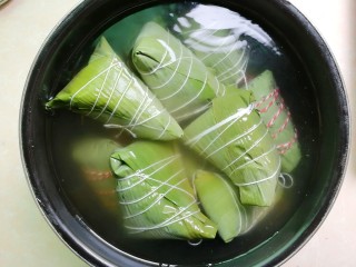 21、五花肉咸蛋黄腊肠粽,全部包好后，放入高压锅，放没过粽子的水，压60-90分钟