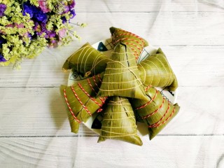 22、五花肉咸蛋黄腊肠粽,开吃咯