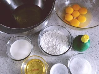 1、日式棉花蛋糕,准备工作：将6个蛋黄与1个全蛋混合。6个蛋白放入冰箱冷藏备用。低粉过筛2次。