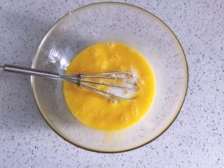 3、日式棉花蛋糕,蛋黄搅拌均匀后倒入牛奶混合均匀