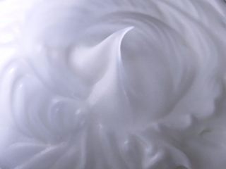 7、日式棉花蛋糕,蛋白中加入几滴柠檬汁，糖分三次加入到蛋白中，将蛋白大发至是湿性发泡的状态。即提起打蛋器有小弯钩状。