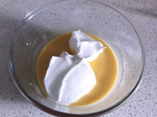 8、日式棉花蛋糕,取三分之一带白霜到蛋黄糊中