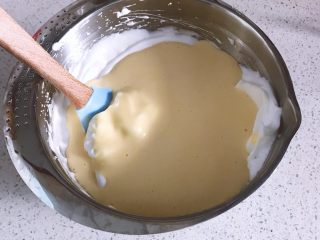 10、日式棉花蛋糕,倒入剩余的蛋白霜中