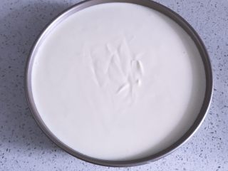 12、日式棉花蛋糕,混合好的面糊从高处倒入莫剧中。轻震出气泡。因为我用的是不粘膜，所以没有铺油纸，为了方便脱模，建议最好铺一层油纸哦