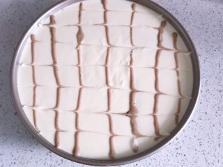 13、日式棉花蛋糕,去少量面糊加入一点可可粉翻拌均匀后，装入裱花袋，在蛋糕表面画直线，用牙签向两侧画出纹路。（此步骤可以省略）