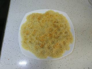 2、炸鸡排（非油炸版）,炒至金黄，就是看到有一点面包糠炒得微焦了就立马倒出摊开放凉，千万要立马，不要低估锅的余热，会让它们一下全部变焦的