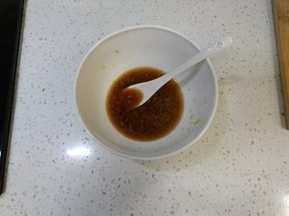 3、炸鸡排（非油炸版）,准备腌料：姜、蒜都擦成蓉，倒入生抽、料酒，放糖，半个柠檬擦下皮和挤点柠檬汁，混合搅拌均匀