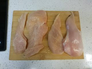 4、炸鸡排（非油炸版）,一块鸡胸肉洗净，厨房纸吸干水份，然后横剖三刀，四片的样子