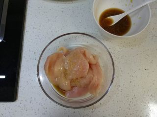 5、炸鸡排（非油炸版）,将腌料一勺一勺加入，边加边揉捏，把腌料揉进肉里，直到揉不进水份的感觉