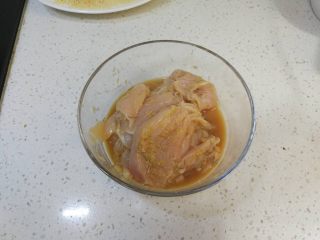 6、炸鸡排（非油炸版）,然后把剩下的腌料倒进并加入干迷迭香混合，腌制半小时