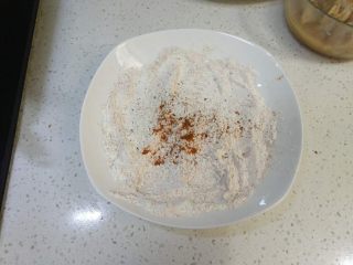 8、炸鸡排（非油炸版）,面粉加入辣椒粉和现磨黑胡椒混合均匀，成粉红色的样子就是一般辣，喜欢吃辣就多放点！