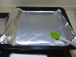 9、炸鸡排（非油炸版）,烤盘刷油，锡纸要取长一点，两个烤盘面积的样子，因为后面要盖一下，这个时候就要开始预热烤箱了！185度10分钟