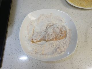 10、炸鸡排（非油炸版）,腌好的鸡胸肉开始裹面粉，要裹全并抖掉多余面粉