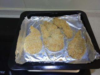 15、炸鸡排（非油炸版）,然后取出撕掉盖着的锡纸，再入烤箱190度6分钟上色