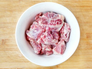 2、花样面条——蒜香排骨芝士意面(红酱时蔬版~),排骨洗净，浸泡在水里，去血水，