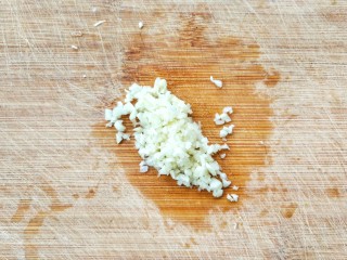 3、花样面条——蒜香排骨芝士意面(红酱时蔬版~),大蒜切末，备用，