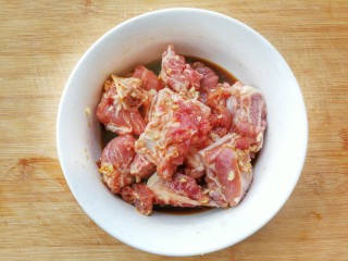 4、花样面条——蒜香排骨芝士意面(红酱时蔬版~),排骨沥干水分，倒入料酒，生抽，食盐，白糖，再放入一多半的蒜末，搅拌均匀，