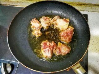 6、花样面条——蒜香排骨芝士意面(红酱时蔬版~),锅内倒油，油热后放入排骨，小火炸两分钟，至底面金黄，