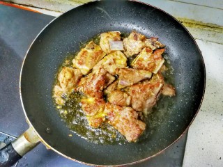 7、花样面条——蒜香排骨芝士意面(红酱时蔬版~),再翻面，炸至另一面金黄，一定要全程小火哦，用点耐心，要确保排骨全熟，表皮焦黄，